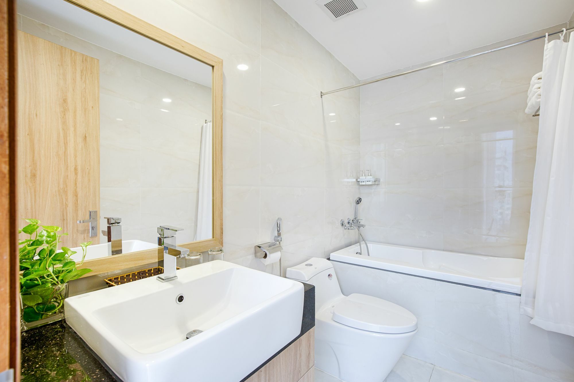 Continent Hotel Da Nang Bagian luar foto